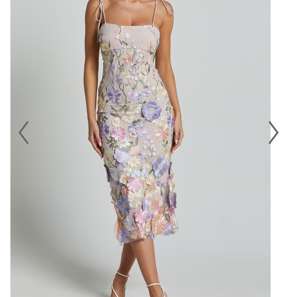 Showpo. Dresses & Skirts - Floral Wedding guest dress NWT!!!